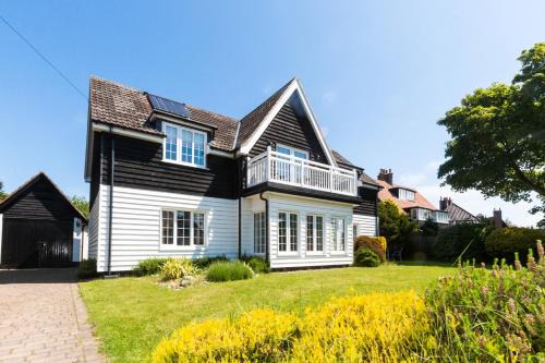 Thorpeness Casa | Lake Cottage - A large holiday home in Thorpeness - Close to the beach and The Meare - Aldeburgh Coastal Cottages