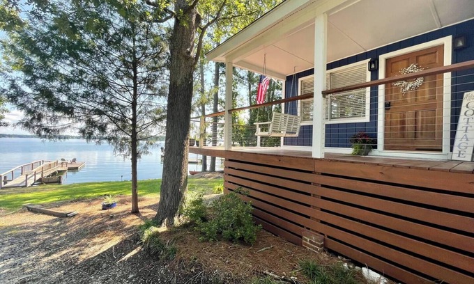 Chapin Cabaña | Lake Cottage Big Views Private Dock, Boat Ramp, Kayaks and Putting Green!