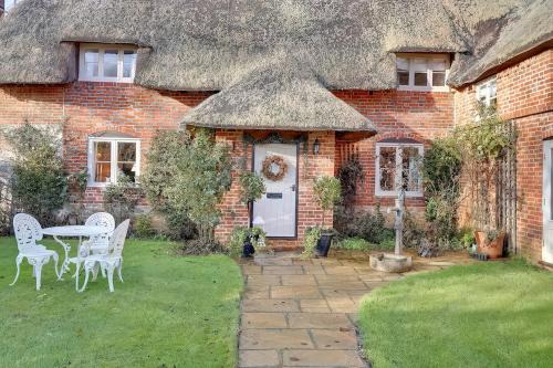 Swindon Casa | Lake Cottage