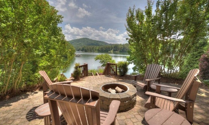 Blairsville Cabaña | LAKE COTTAGE on deep water w/ MILLION $$ views! Newly Renovated HGTV style decor