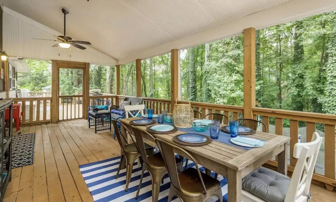 Gainesville Cabaña | Lake Cottage + Party Dock + Fire Pit + Game Room + Loft