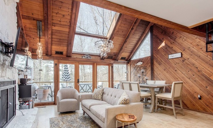 Gainesville Cabaña | Lake Cottage- With Pontoon, Jet Ski’s, Hot Tub and Party Top Dock