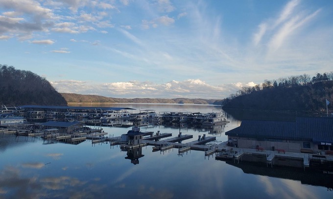 Jamestown Cabaña | Lake Cumberland Retreat with Hot tub, just above Jamestown Marina
