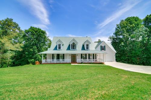 Jamestown Casa | Lake Cumberland Retreat with Deck and Views!