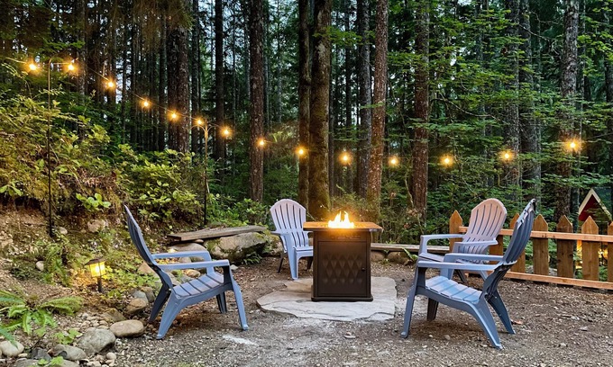 Hoodsport Casa | Lake Cushman Family Getaway-5 min walk to Lake-King Bed-Pets OK-Firepit-Kayaks!