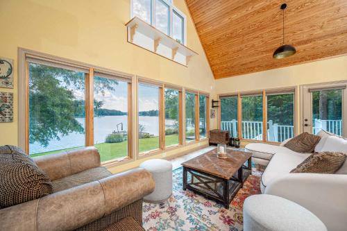 Hillsborough Casa | Lake Days Getaway