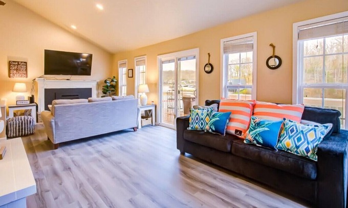 Linn Creek Casa | Lake Daze- 3 bedroom/ 2 bath Waterfront Home