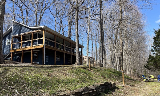 Jamestown Cabaña | Lake Daze, Blue Cottage <1mile to Jamestown Marina with space to trailer boat.