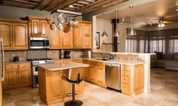 Holiday Island Casa | Lake Daze - Stylish Home -Walk to Marina