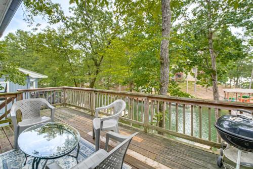 Hot Springs Village Casa | Lake Desoto Townhome Swim Dock, Pets Welcome!