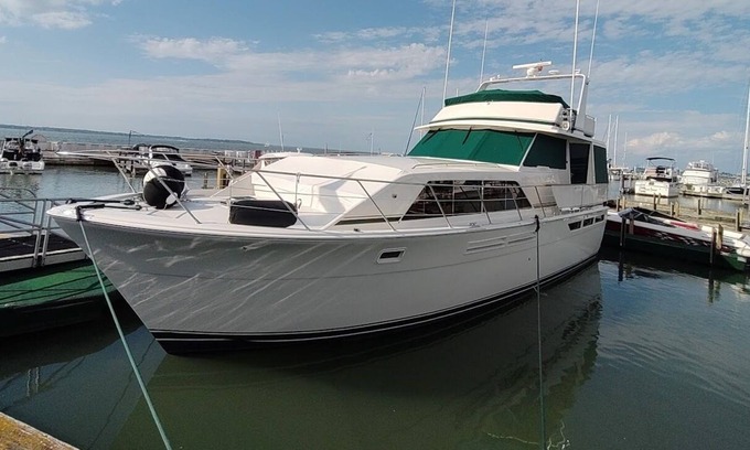 Sandusky Alquiler De Eote | Lake Erie Haven - 50' yacht with charter option