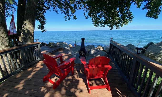 Leamington Cabaña | Lake Erie's charming 4 season Lake Houz with BBQ, Fire Pit & more