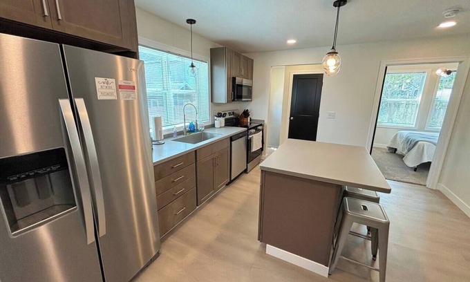 Erie Casa | Lake Erie views- 2 mins to downtown & Bayfront