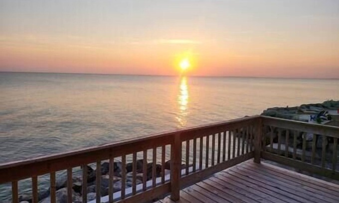 Oak Harbor Casa | Lake Erie Water Front Home Private Beach w/ Tower