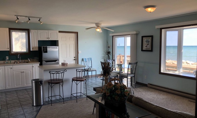 Harwich Casa | Lake Erie waterfront cottage