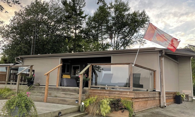 Hamilton Cabaña | LAKE ERIE WATERFRONT COTTAGE. SLEEPS UP TO 7, JUST BRING YOUR BATHING SUIT.
