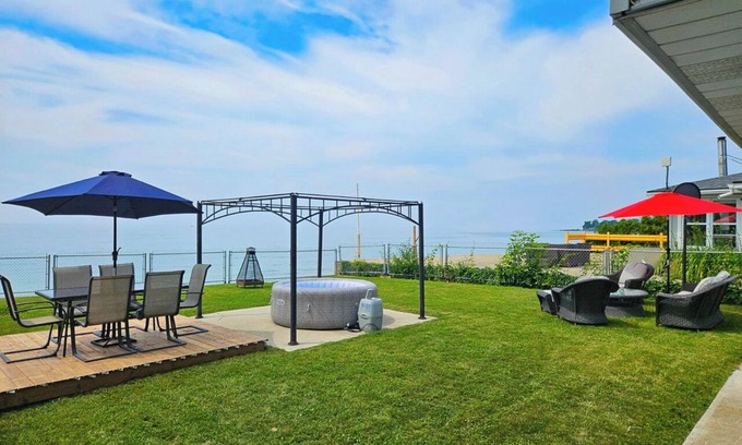Dunnville Cabaña | Lake Erie Waves - Great Views of Lake Erie, Beach just 5 minutes away!