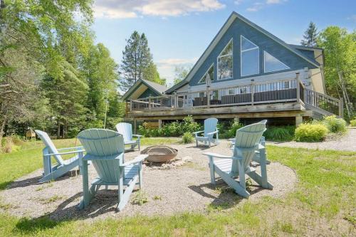 Pontiac Casa | Lake Escape - Waterfront, Hot tub, Sleeps 14