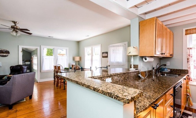 Union Pier Casa | Lake Escape - Cozy Cottage - Private Hot Tub - 1.5 blocks to Berrien St Beach 😎