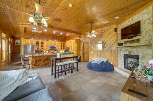 Hoyt Casa | Lake Eufaula Cabin with Hot Tub and Large Deck