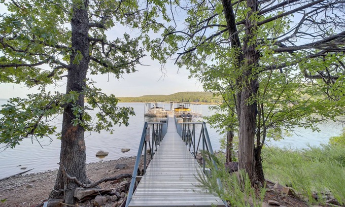 Hoyt Cabina | Lake Eufaula Retreat w/ Boat Slip & Fireplace!