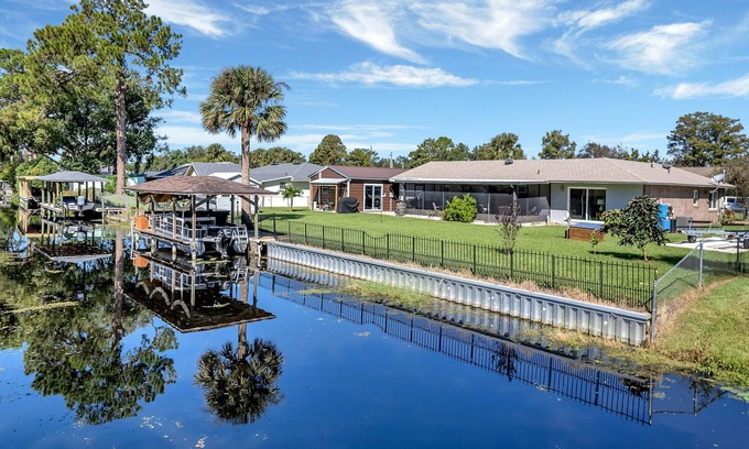 Haines Creek Casa | Lake Eustis Getaway with Boat Dock! 3/2 home with huge family friendly yard.