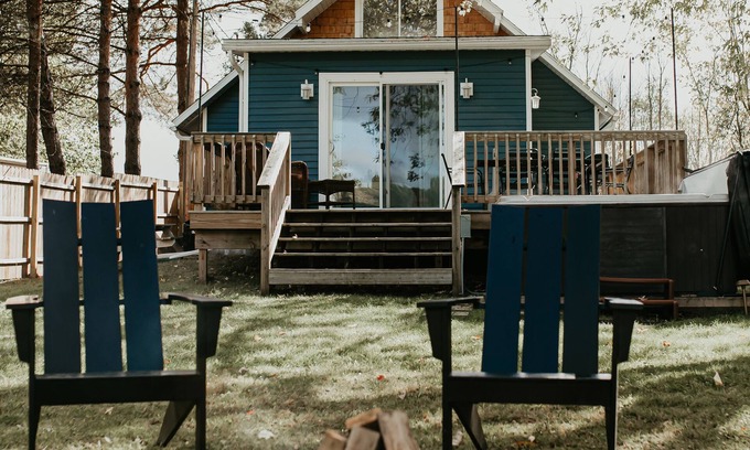 Six Lakes Cabaña | Lake Forest Cottage - Dog Friendly w/ Hot Tub, Firepit and Kayaks