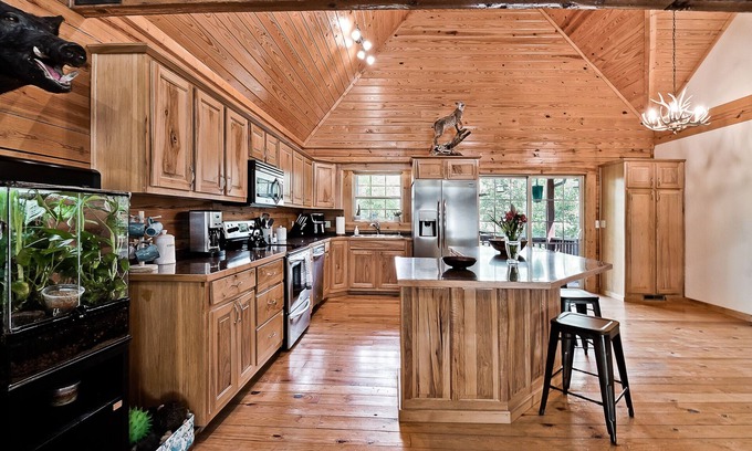 Sylvan Shores Cabina | Lake Forest Luxury Log Cabins