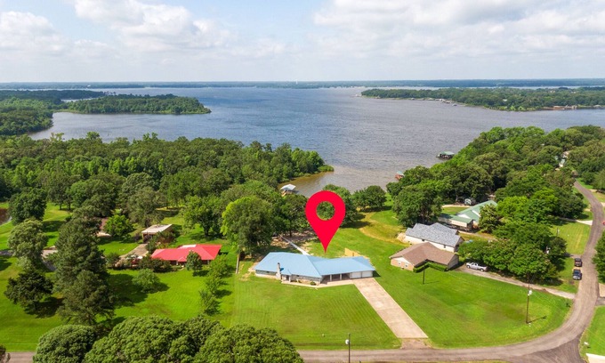 Yantis Casa | Lake Fork Waterfront Retreat