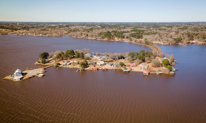 Farmerville Casa | Lake Front | 2 Boat Slips | Hot Tub | Game room