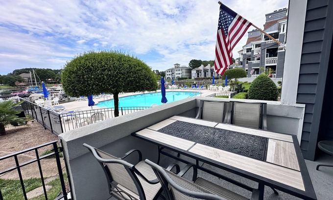 Cornelius Condominio | Lake front 2Bedroom & 2bath condo