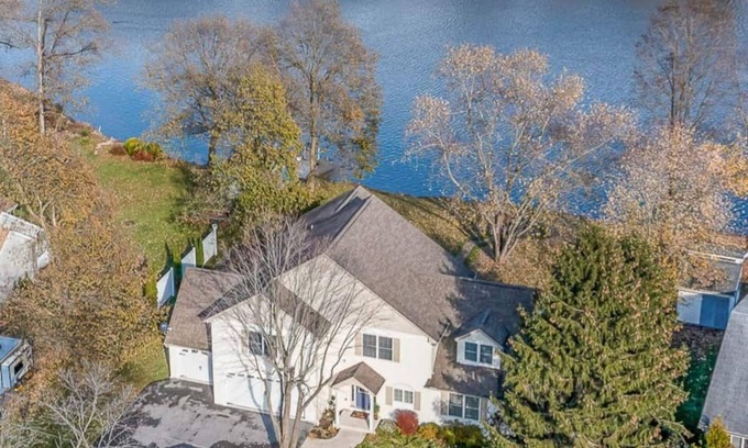 Fairfield Casa | Lake Front 5 Bedroom Estate Home-A Mile from Liberty Mt Ski & Golf Resort