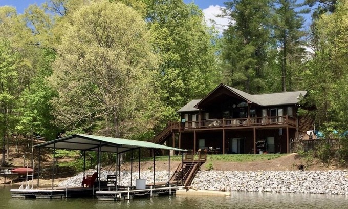 Blairsville Casa | Lake Front Cabin for the PERFECT Holiday Getaway ! Pet Friendly!