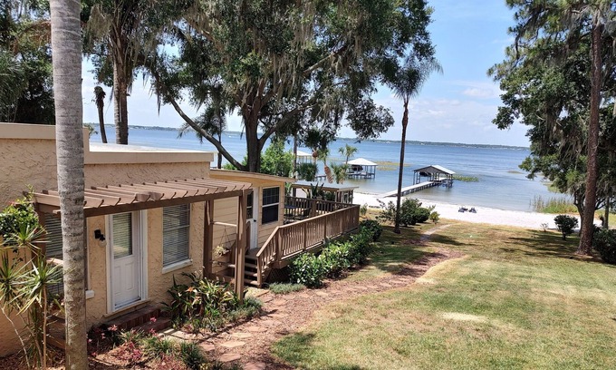 Sebring Cabaña | Lake Front Carriage House on Lake Jackson w Private Beach w/Boat Dock & 2 Kayaks