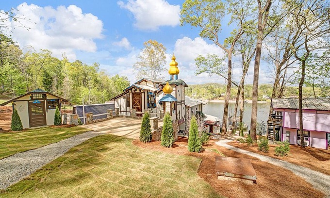 Alpine Bay Otro | Lake Front Castle with Mini Golf/ Pickleball/ Arcade/ Sleeps 18