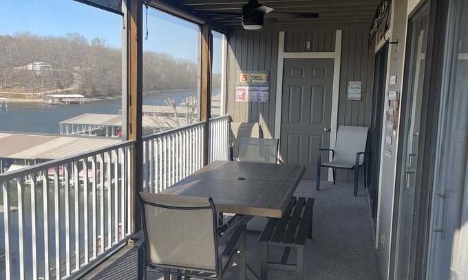 Osage Beach Condominio | Lake Front Condo, 2 pools, playgrounds, Screened-in porch