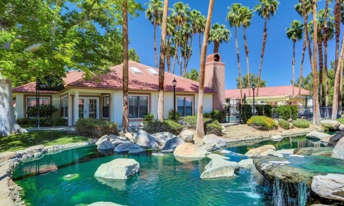 Palm Desert Condominio | Condominio frente al lago con una vista millonaria