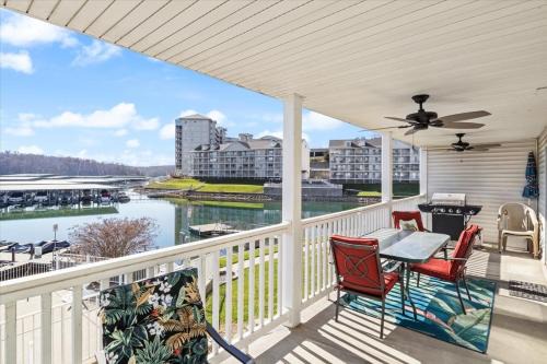 Osage Beach Casa | Lake Front Condo with a Balcony!
