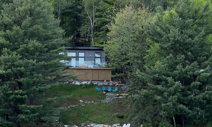 Gooderham Cabaña | Lake front Cottage / Hot tub, Sauna , Arcade