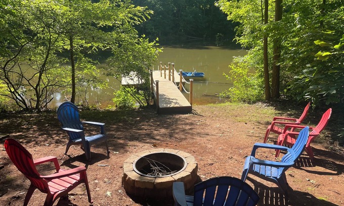 Mooresville Casa | Lake Front cabaña cerca de tiendas y tranquila cala en el lago Norman. Nuevo kayak !!
