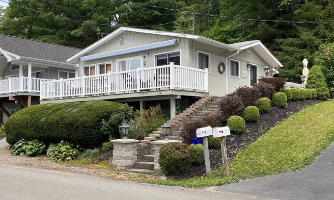 Penn Yan Cabina | Lake Front Cottage