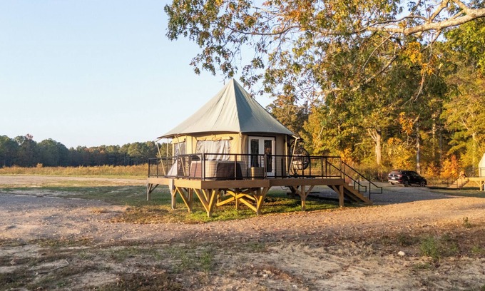 Cedar Bluff Complejo | Lake Front Luxury Safari Tent: Hot Tub, TV, & Soaking Tub