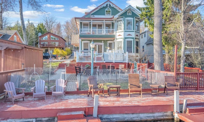 Lake Harmony Casa | Lake Front, Game/Gym/Sauna Room, Pool Table, Hot Tub, 2 Kitchens, Near Slopes