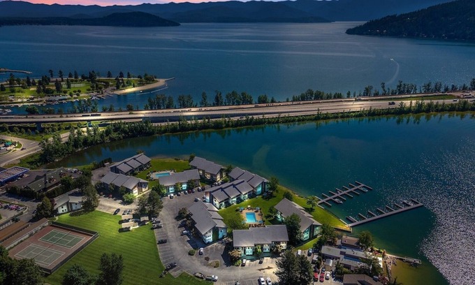 Sandpoint Condominio | Lake Front Condo, recientemente actualizado a poca distancia de Sandpoint, Id.