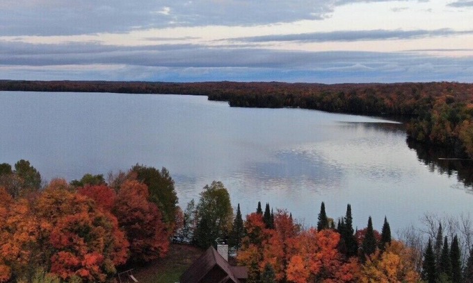 Presque Isle Casa | Hermosa casa para motos de nieve y paseos en bote en Presque Isle Lake