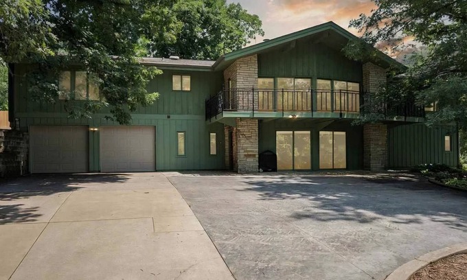 Oakdale Casa | Lake front home in Solon, close to University of Iowa, Iowa City & Cedar Rapids.
