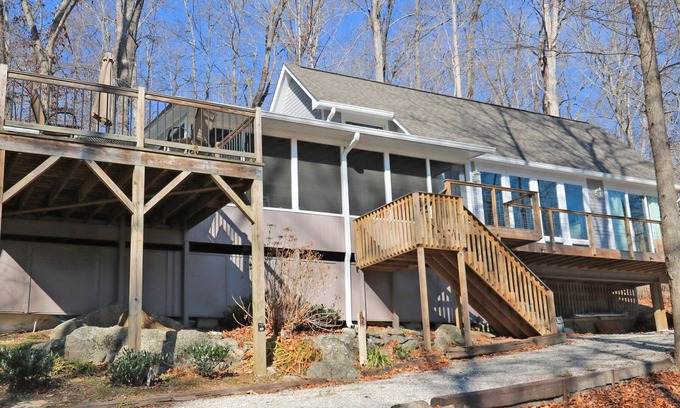 Rocky Top Casa | Lake Front Home on beautiful Norris Lake with Covered Dock