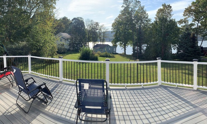 Middlefield Casa | Lake Front Home .....