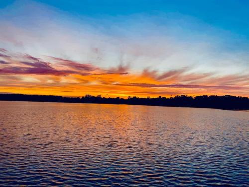 Annandale Casa | Lake Front Home with Pool and Stunning Views