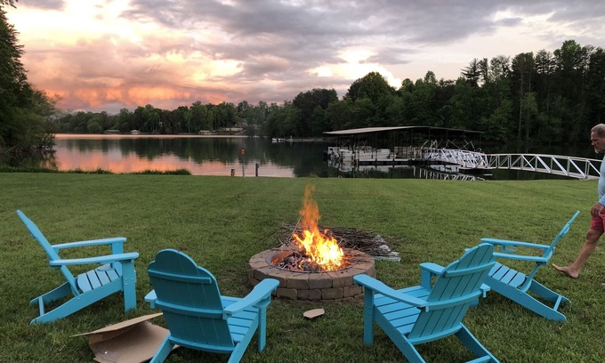 Cedar Cliff Casa | Lake Front Home with Stunning lake and mountain views